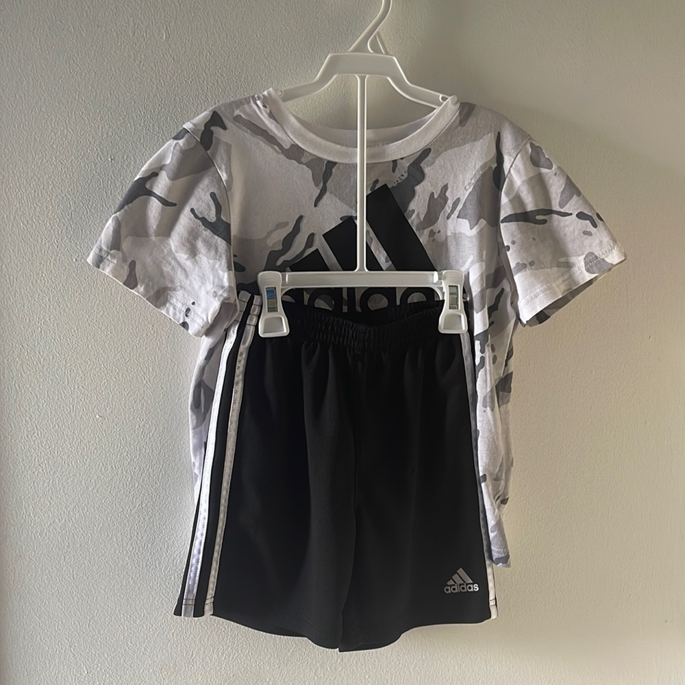 Adidas gray camouflage short set (size: 5)